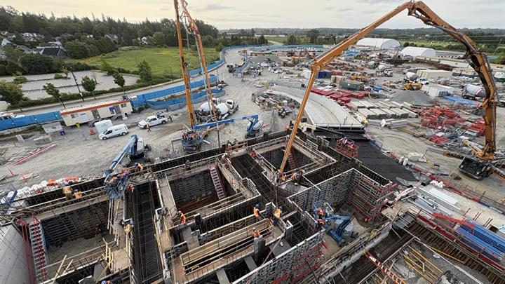 Building site with machines pouring concrete